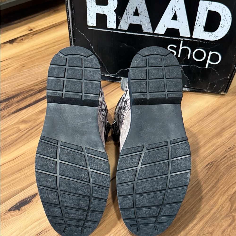 NWT Raad Combat Boots with Skull and Rose Design - Black Gray women’s 9/ men 6.5 - Picture 8 of 9